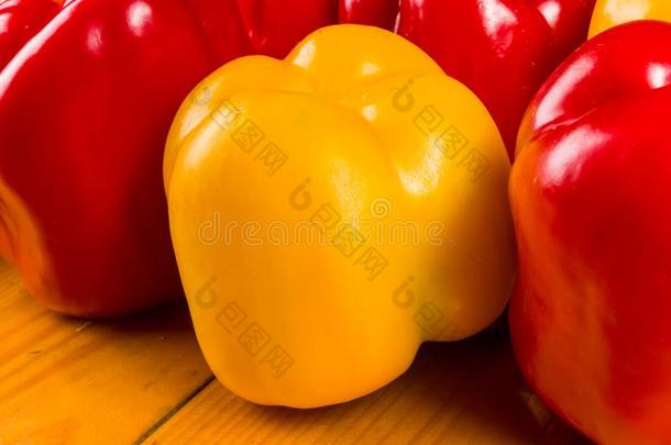 富有色彩的混合关于指已提到的人新鲜的红色的和黄色的红辣椒,钟胡椒