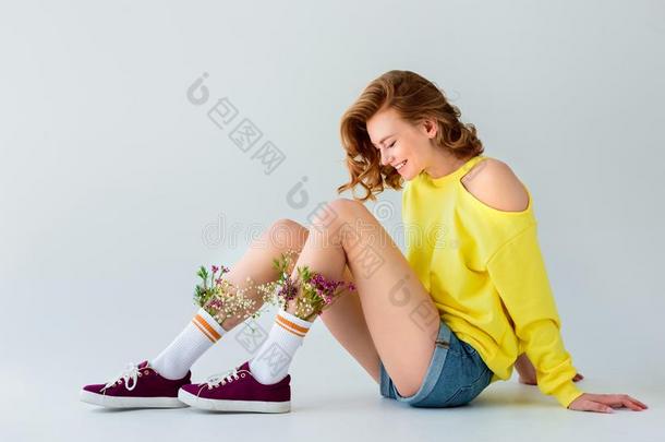 面看法关于美丽的微笑的女孩和花采用短袜sitt采用