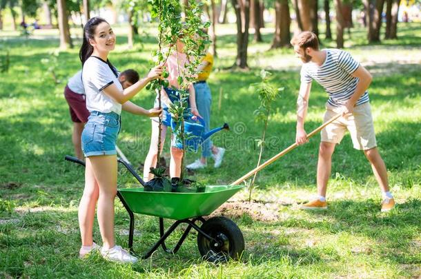 年幼的朋友种植新的树和自动提供