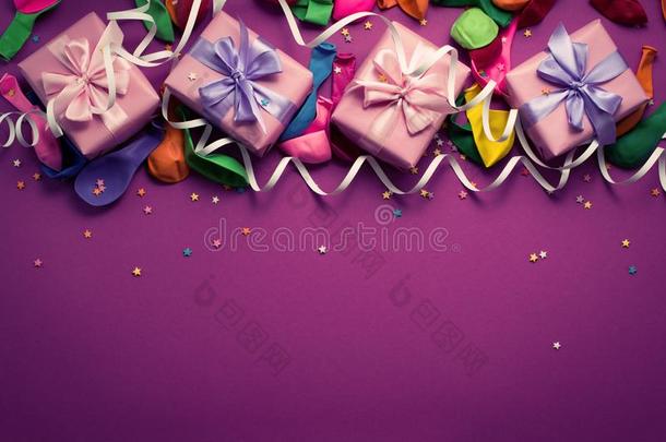 节日的背景关于紫色的材料富有色彩的气球彩色纸带