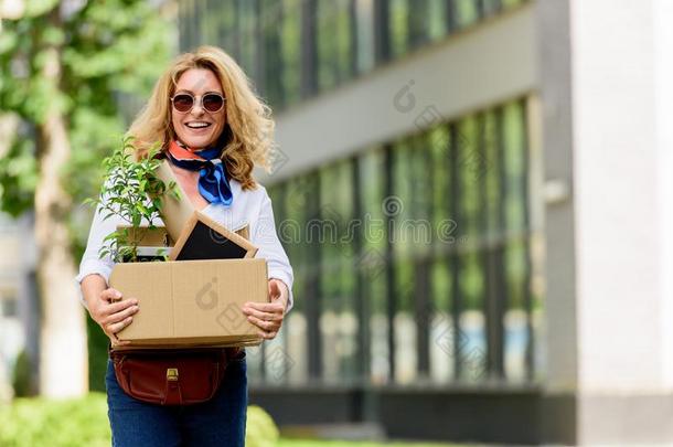 微笑的有魅力的女人佃户租种的土地纸盒和办公室材料