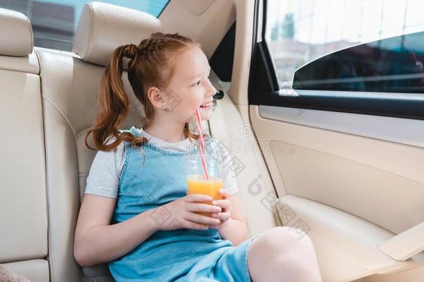 欢乐的小孩和果汁有样子的出局汽车窗在期间一次