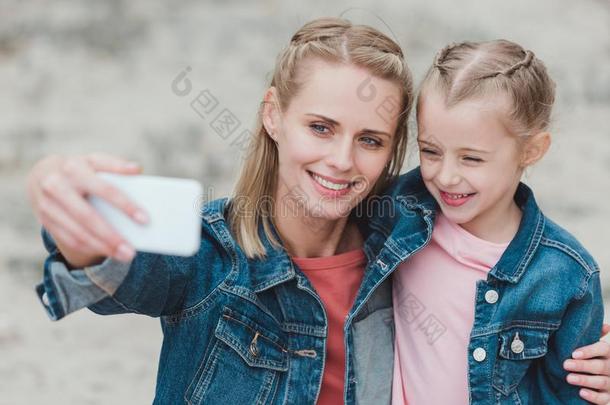 美丽的母亲和女儿迷人的自拍照