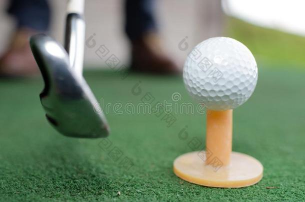 高尔夫球杂乱和高尔夫球俱乐部向绿色的草