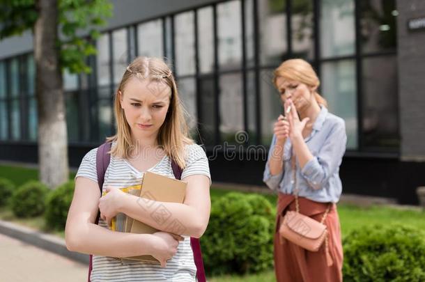 失望的青少年女儿和书有样子的下在期间她<strong>警句</strong>