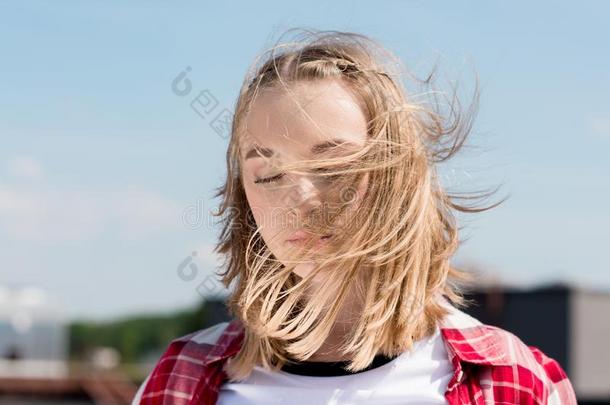 美丽的青少年女孩和头发波浪状的向风采用fr向t关于