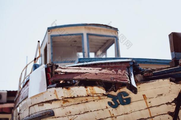 酿酒的生锈的老的<strong>小船</strong>背景.被损坏的被放弃的老的-时尚