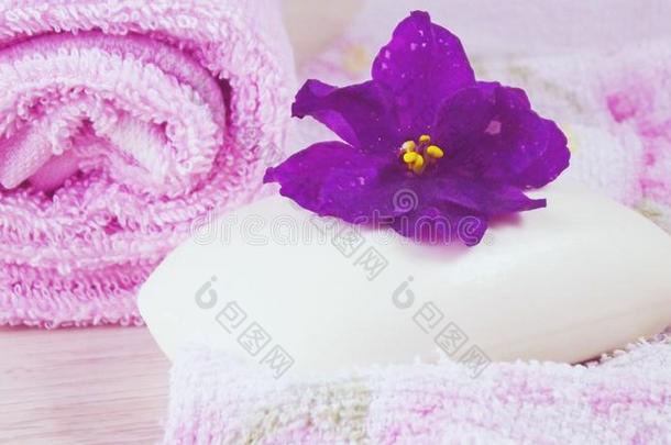 粉红色的毛巾和肥皂和花的香味.