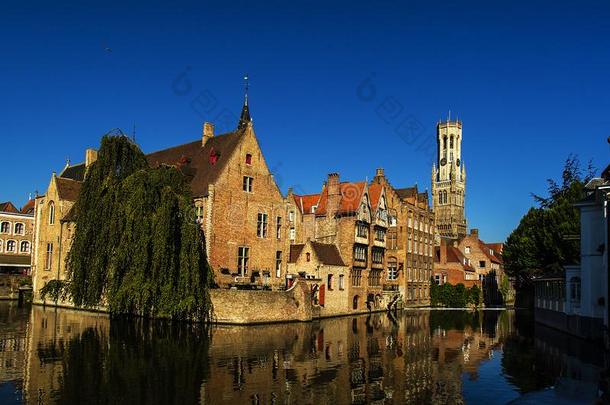 =Bruges是（be的三单形式num.一关于指已提到的人<strong>最美</strong>丽的<strong>城市</strong>采用欧洲