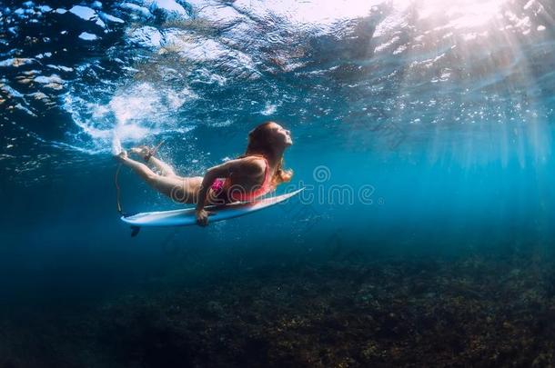 有魅力的冲浪运动员女孩潜水在<strong>水中</strong>的和<strong>波浪</strong>.