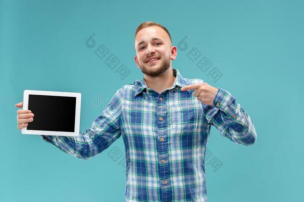 工作室照片关于积极的男人隔离的向蓝色背景台