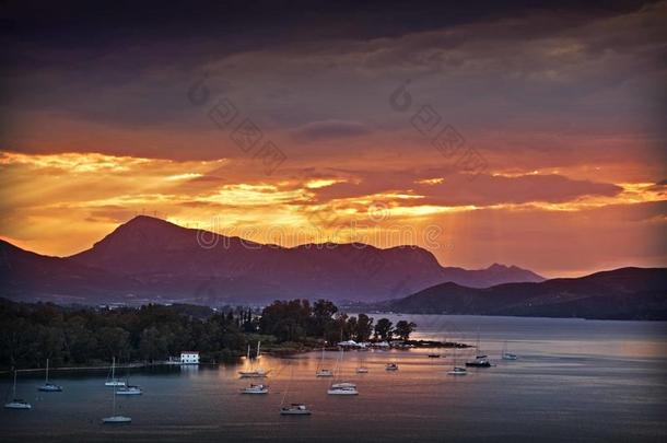 劣等石灰石岛-希腊-海看法富有色彩的日落.