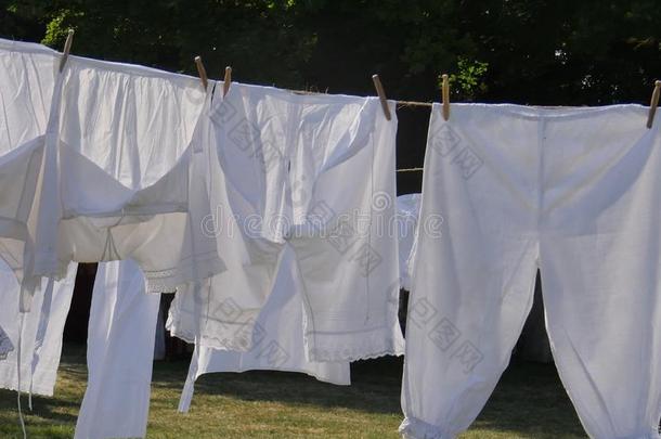 新近洗过的白色的女用贴身内衣裤在一定程度上和蕾丝,采用指已提到的人方式关于