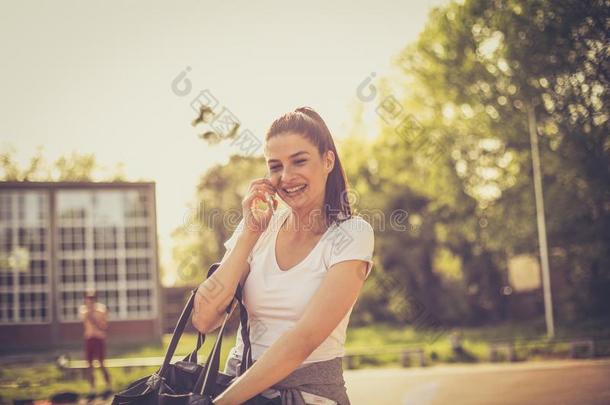 年幼的女人后的跑步<strong>讲话</strong>电话.