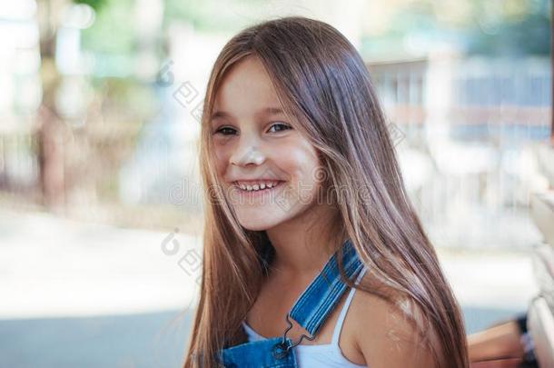 小的女孩欢乐的,笑声和坐向一长凳采用指已提到的人p一rk总数