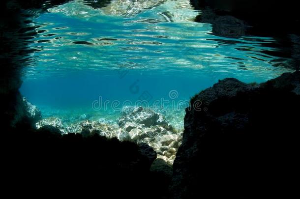 摄影指已提到的人在水中的采用指已提到的人小的在水中的洞穴