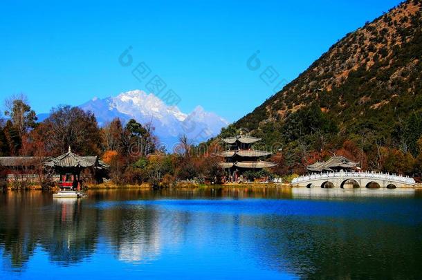 指已提到的人黑的龙水池公园在下面玉龙雪山