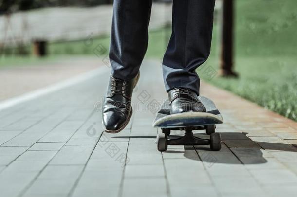 年幼的有力的男人完成技能向滑板