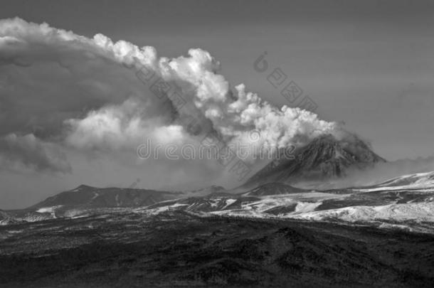 火山的喷发采用堪察加半岛,火山碎屑的流