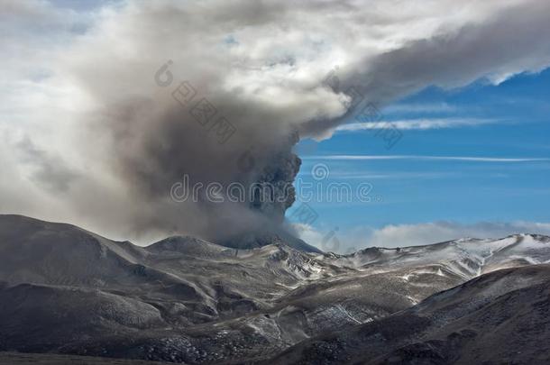 火山的喷发采用堪察加半岛,火山碎屑的流