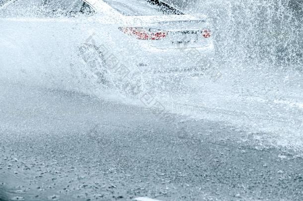 雨水使溅起从汽车轮子在的时候重的雨