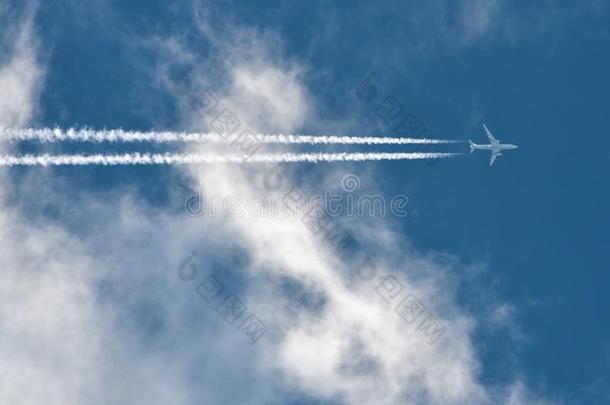 飞机采用蓝色天