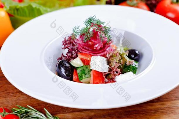 希腊人沙拉和新鲜的蔬菜,羊乳酪奶酪和黑的橄榄