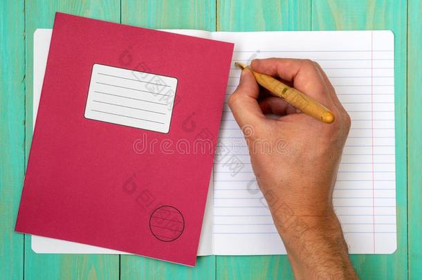 手文字采用敞开的学校笔记簿