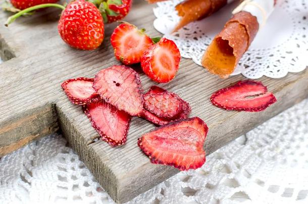 <strong>成熟</strong>的多汁的草莓,成果干的干燥的炸马铃薯条和草莓锭剂