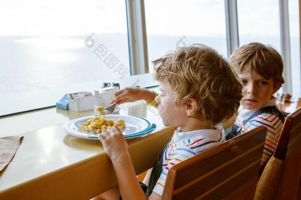 两个未满学龄的小孩男孩食物面团一次采用咖啡馆向巡游十二段锦