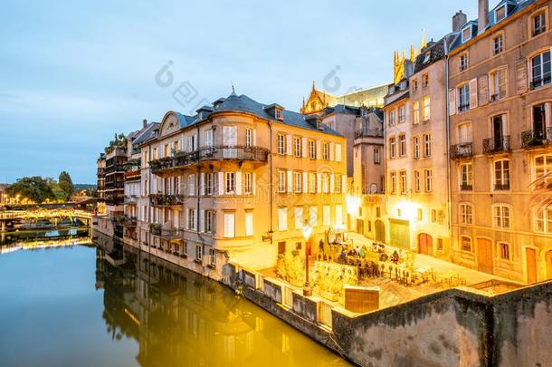 河边夜景采用梅斯城市,法国