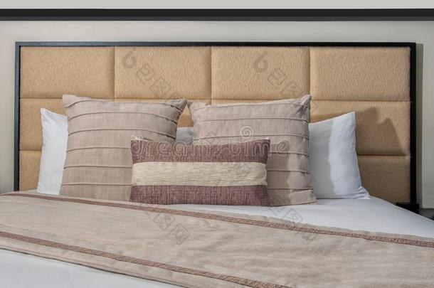 旅馆床,上端板,枕头,<strong>安慰</strong>者和白色的亚麻布