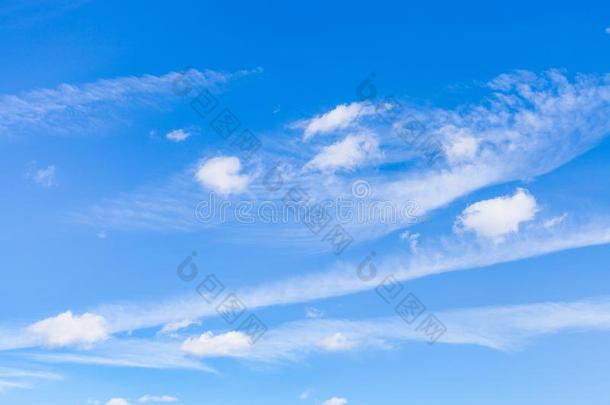 <strong>海浪</strong>的飞沫和小的积云云采用蓝色天