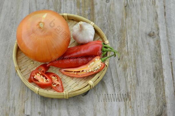 红色的热的红<strong>辣</strong>椒胡椒粉将切开和大蒜和洋葱向木制的后面