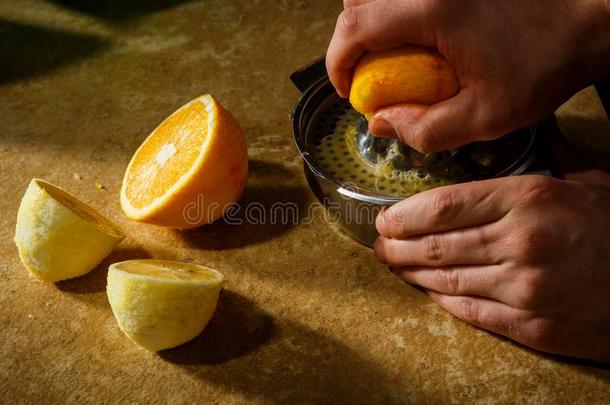 过程关于用手的取出关于柠檬果汁