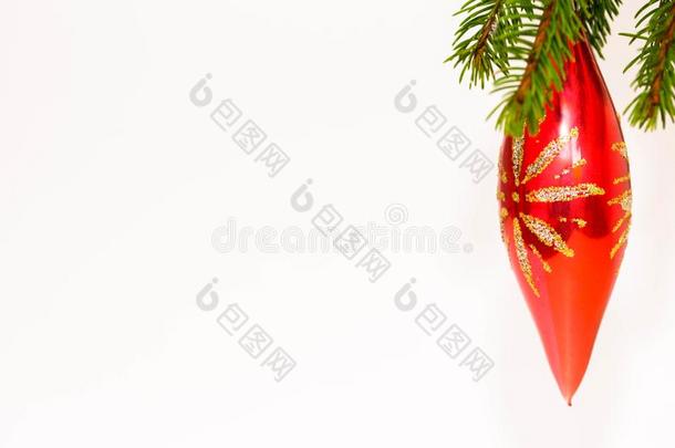酿酒的红色的玻璃圣诞节球向松树树空间为文本