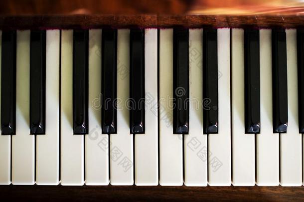 <strong>钢琴</strong>调.<strong>钢琴</strong>射手关在上面.音乐的仪器.