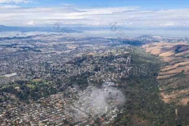 空气的关于浓密地居住于地区和敞开的空间采用东湾