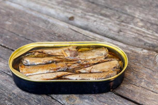 敞开的锡aux.能够关于鲱鱼属的小鱼向乡村的木制的表
