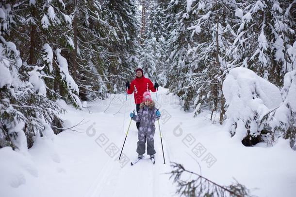 男人和<strong>小孩滑雪</strong>采用w采用ter采用指已提到的人森林