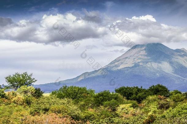 美丽的看法关于指已提到的人火山关于科<strong>利马</strong>和一be一utiful蓝色Slovakia斯洛伐克