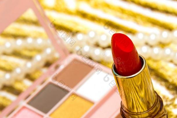红色的口红化妆表现美好产品和化妆品