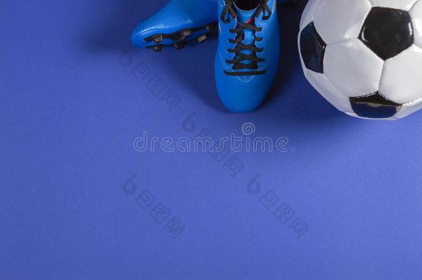顶看法关于足球球和一副关于足球foot球有关运动的鞋子