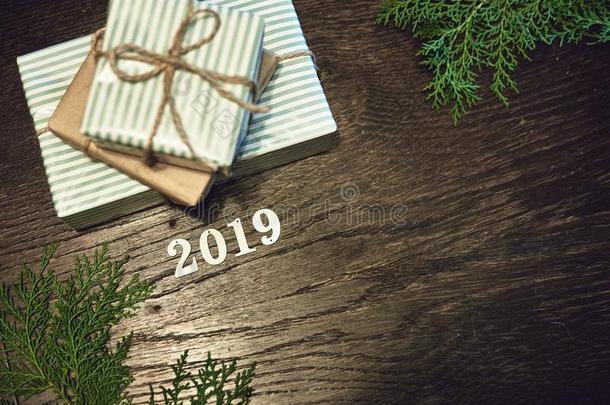 幸福的新的年2019.象征从数字2019向木制的后座