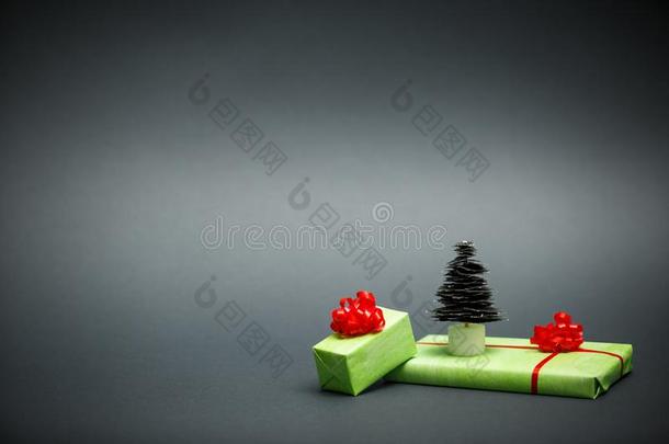 纸圣诞节树和<strong>礼物</strong>向灰色背景.