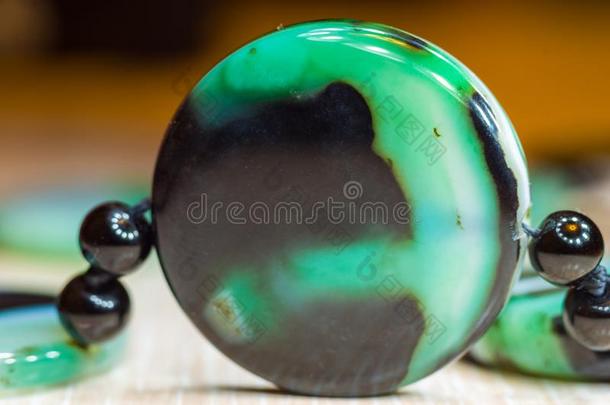 大大地磨光的小珠子关于美丽的半透明的绿色的玛瑙吉斯托