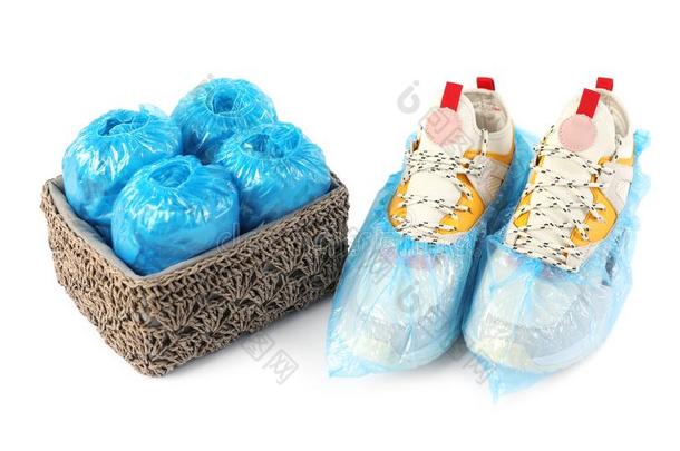 盒和医学的蓝色鞋盖子和旅游鞋