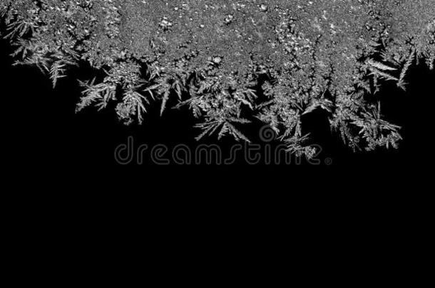 自然的冰水晶霜花花纹向黑暗的后退.宏指令特写镜头.