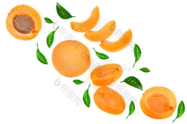 杏成果和树叶隔离的向白色的背景和警察