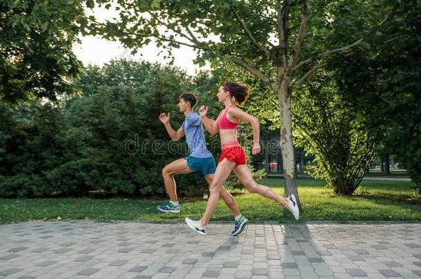 肖像关于欢乐的高加索人对跑步在户外